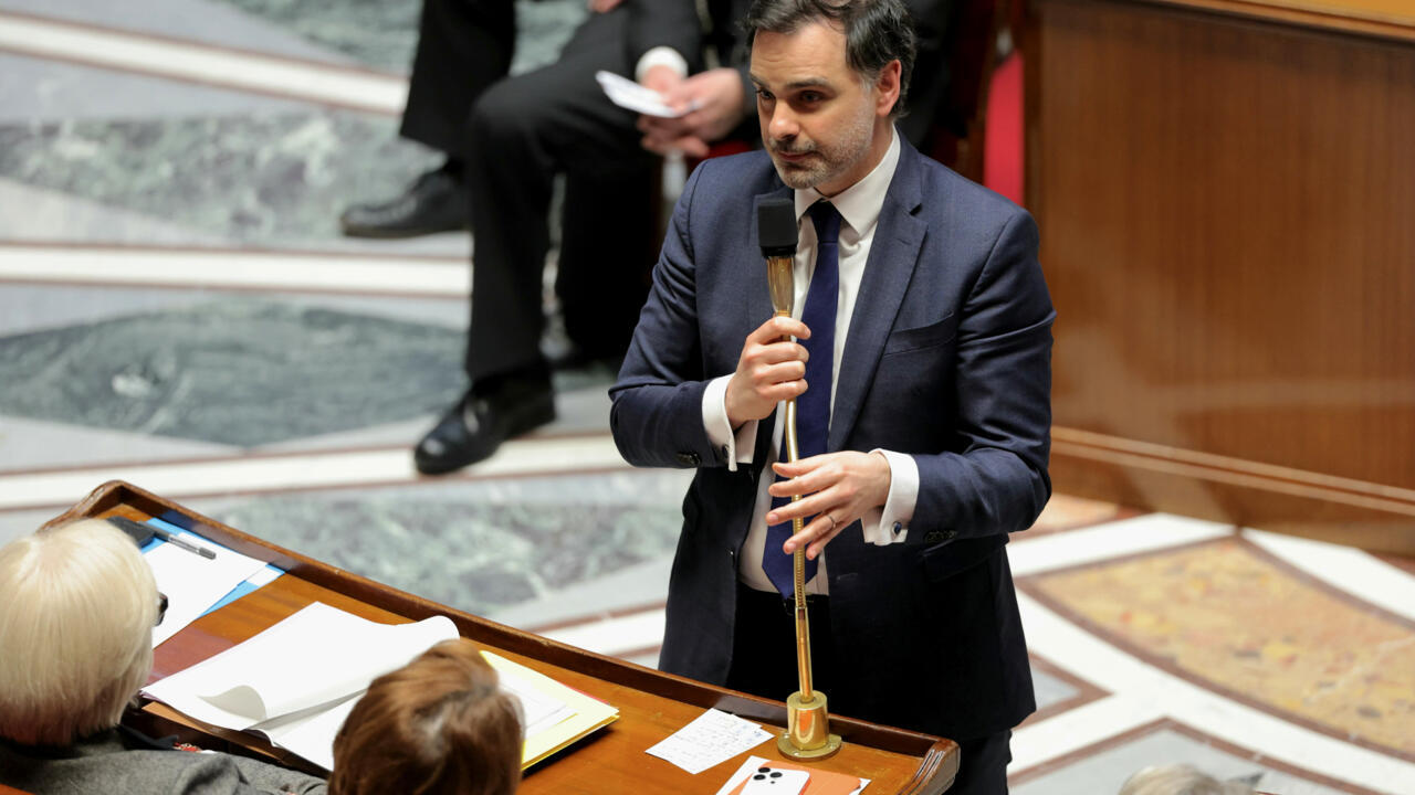 Titre : Les élus socialistes français et leur soumission à l’ambassade américaine