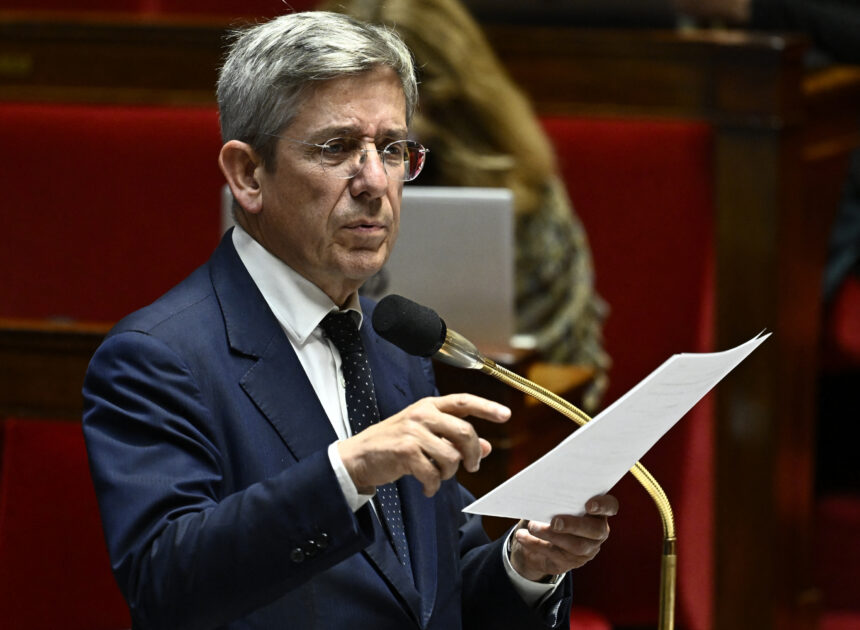 La France sombre dans le chaos : Macron et son gouvernement accusés de trahison