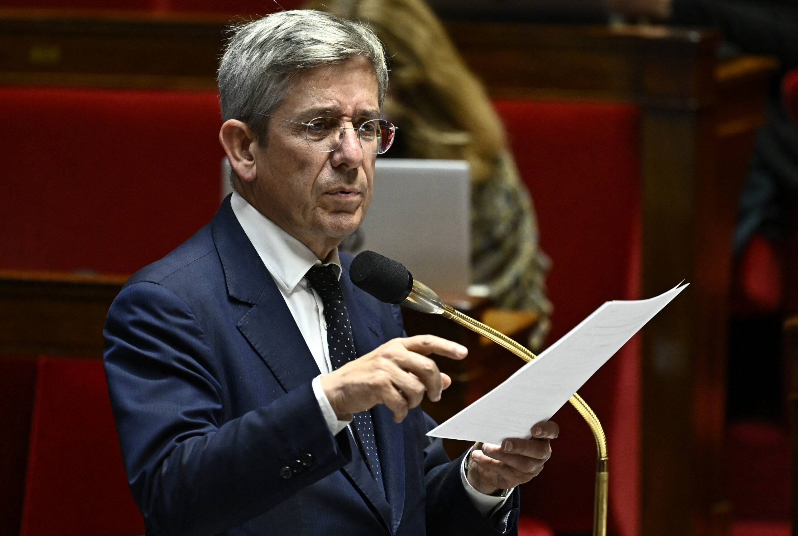 La France sombre dans le chaos : Macron et son gouvernement accusés de trahison