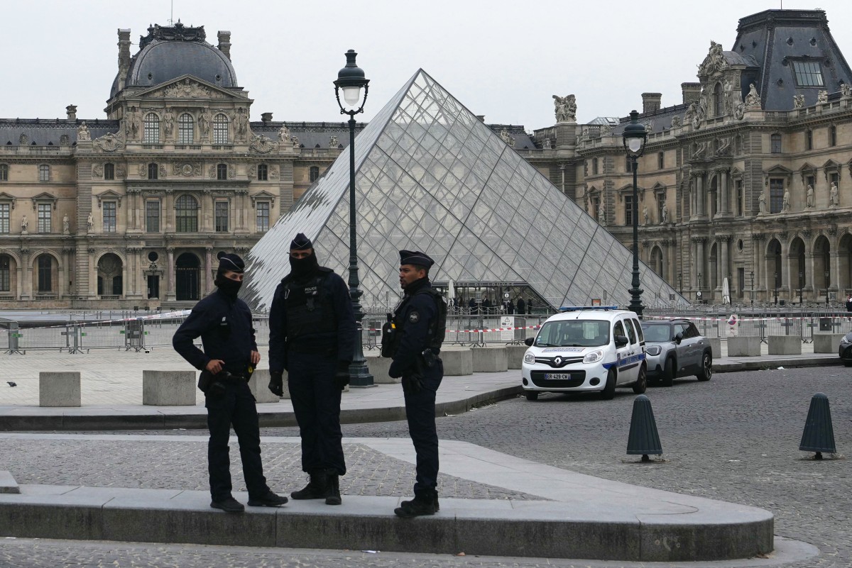 Les voleurs audacieux du Louvre : deux suspects arrêtés grâce à l’ADN
