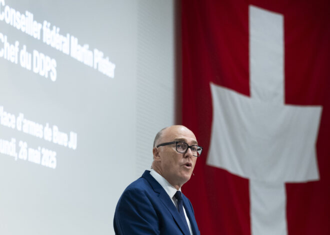Les activistes ont interrompu le discours de Martin Pfister. Ils protestaient contre l’achat par la Suisse de drones israéliens.