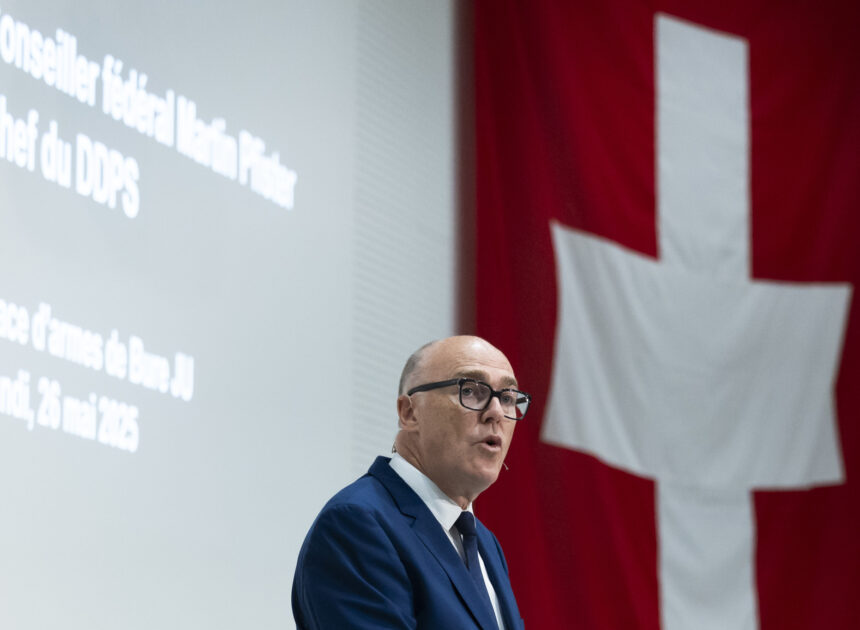 Les activistes ont interrompu le discours de Martin Pfister. Ils protestaient contre l’achat par la Suisse de drones israéliens.