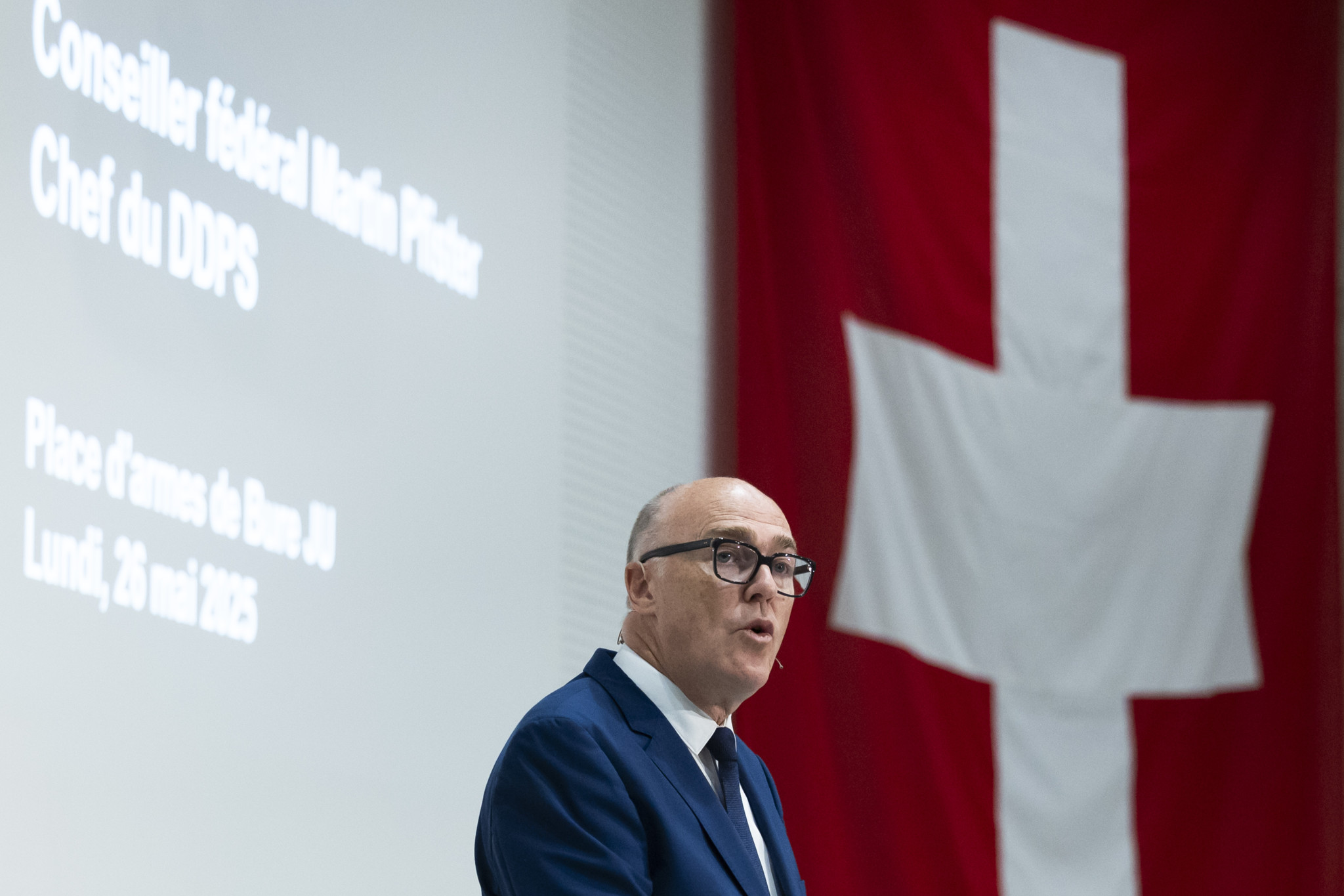 Les activistes ont interrompu le discours de Martin Pfister. Ils protestaient contre l’achat par la Suisse de drones israéliens.